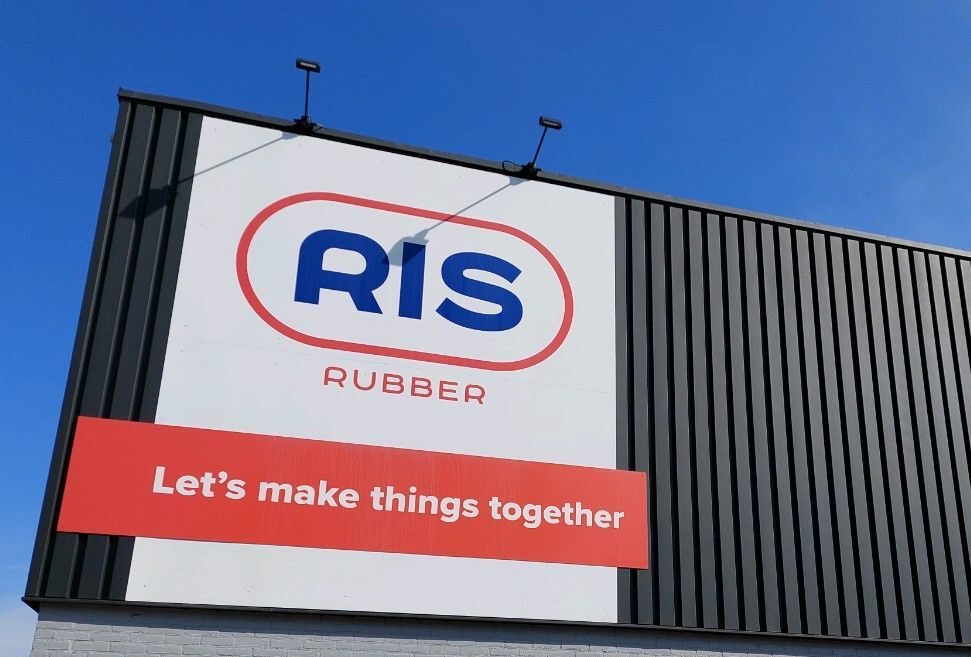 RIS Rubber gevel logo